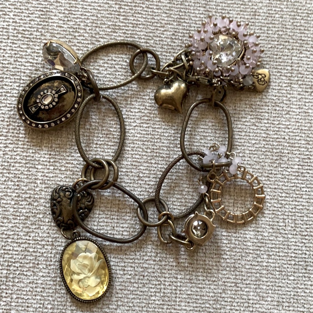 Linked bracelet with vintage charms